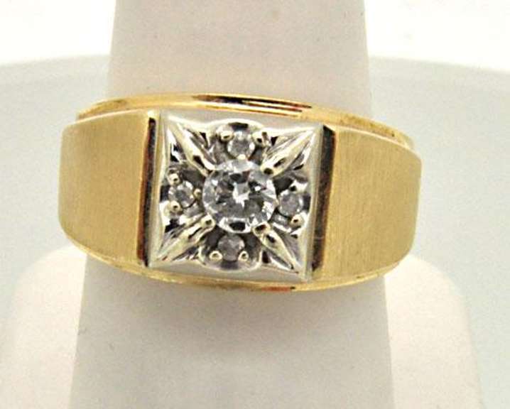 14K YELLOW AND WHITE GOLD DIAMOND MEN'S RING.