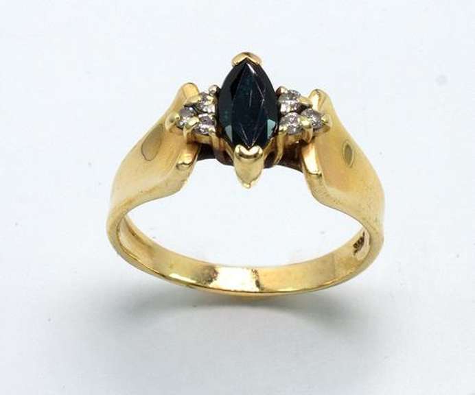 Beautiful 14KT Sapphire & Diamond Ring