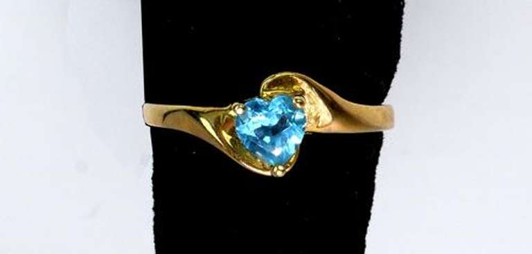 Cute Heart-Cut Blue Topaz Ring in Gold