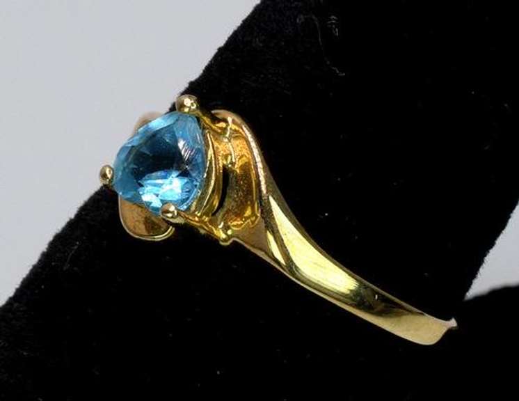 Cute Heart-Cut Blue Topaz Ring in Gold