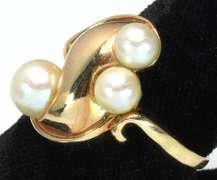 3-Pearl & Gold Ring
