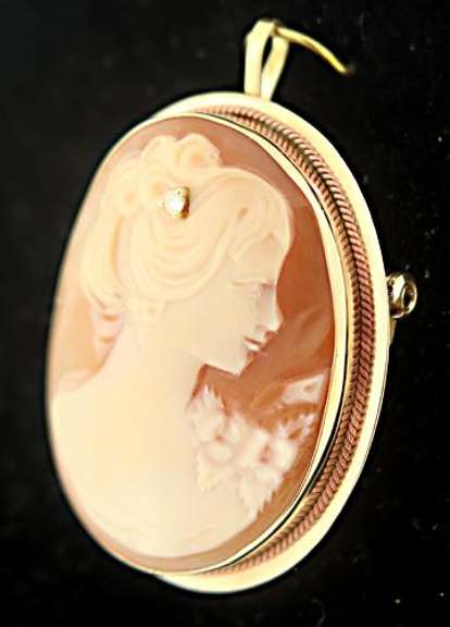 14kt Yellow Gold Cameo Diamond Pin Pendant