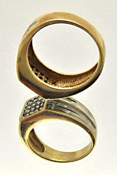 MEN'S 10K WHITE AND YELLOW GOLD DIAMOND RING.