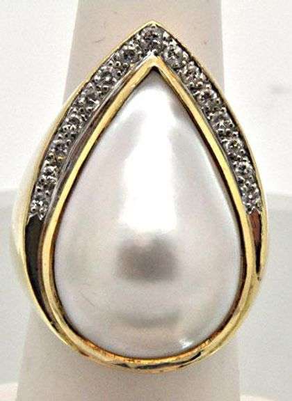 LADIES 18 KT YELLOW GOLD PEARL AND DIAMOND RING.