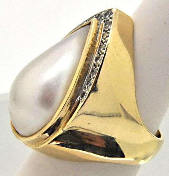 LADIES 18 KT YELLOW GOLD PEARL AND DIAMOND RING.