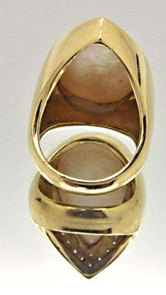 LADIES 18 KT YELLOW GOLD PEARL AND DIAMOND RING.