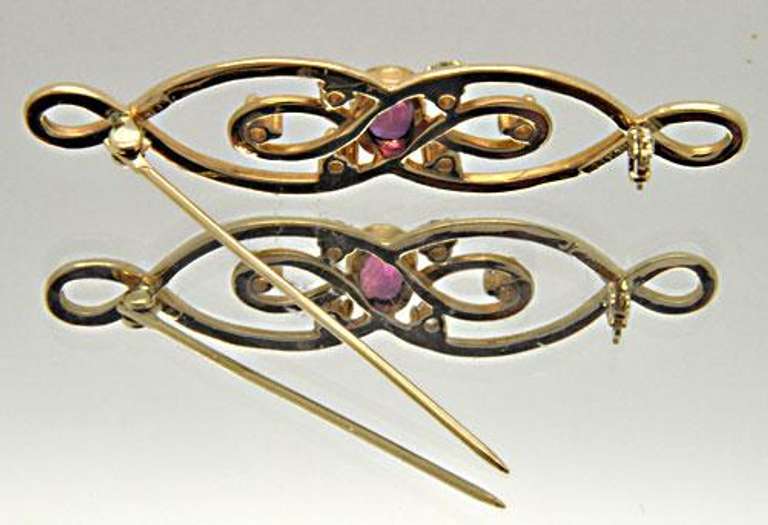 14 KT YELLOW GOLD BROOCH WITH TOURMALINE AND DIAMONDS.