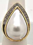 LADIES 18 KT YELLOW GOLD PEARL AND DIAMOND RING.