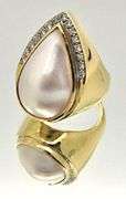 LADIES 18 KT YELLOW GOLD PEARL AND DIAMOND RING.