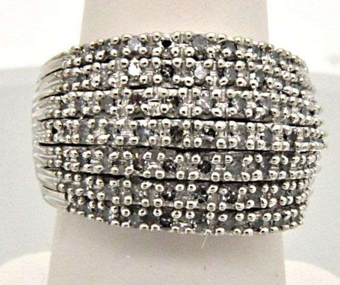 LADIES 14 KT WHITE GOLD DIAMOND RING.