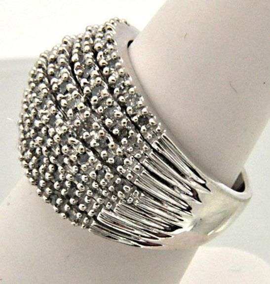 LADIES 14 KT WHITE GOLD DIAMOND RING.