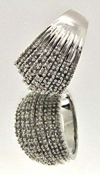 LADIES 14 KT WHITE GOLD DIAMOND RING.