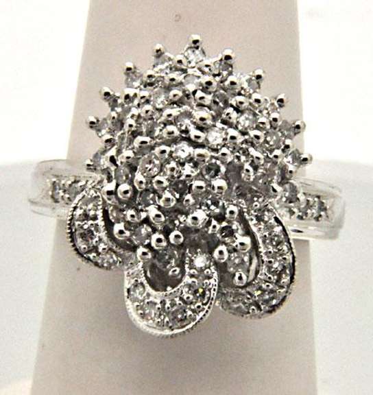 LADIES 14 KT WHITE GOLD DIAMOND CLUSTER RING.