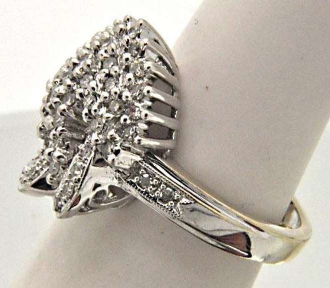 LADIES 14 KT WHITE GOLD DIAMOND CLUSTER RING.