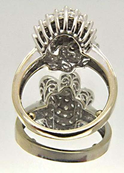 LADIES 14 KT WHITE GOLD DIAMOND CLUSTER RING.