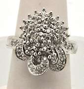 LADIES 14 KT WHITE GOLD DIAMOND CLUSTER RING.