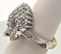 LADIES 14 KT WHITE GOLD DIAMOND CLUSTER RING.