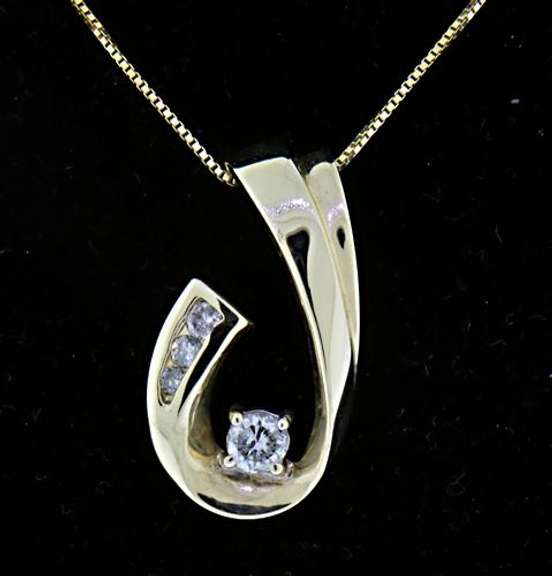 Lovely Diamond Pendant Necklace