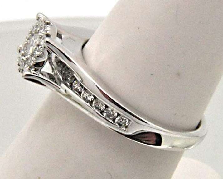 LADIES 14 KT WHITE GOLD DIAMOND ENGAGEMENT RING