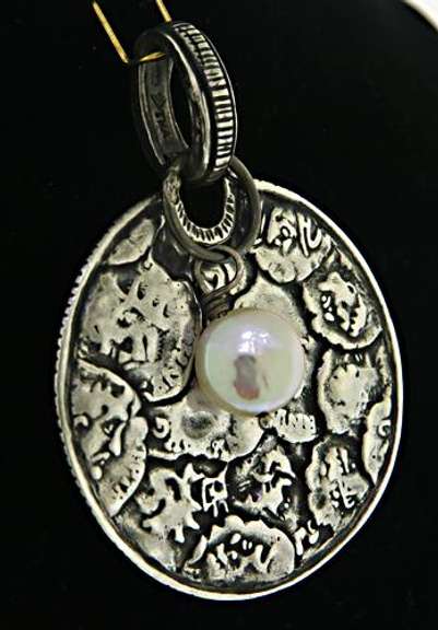 Slipada Disc Pendant with Coin Pearl
