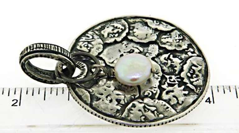 Slipada Disc Pendant with Coin Pearl