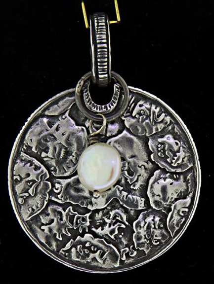 Slipada Disc Pendant with Coin Pearl