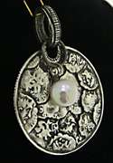 Slipada Disc Pendant with Coin Pearl