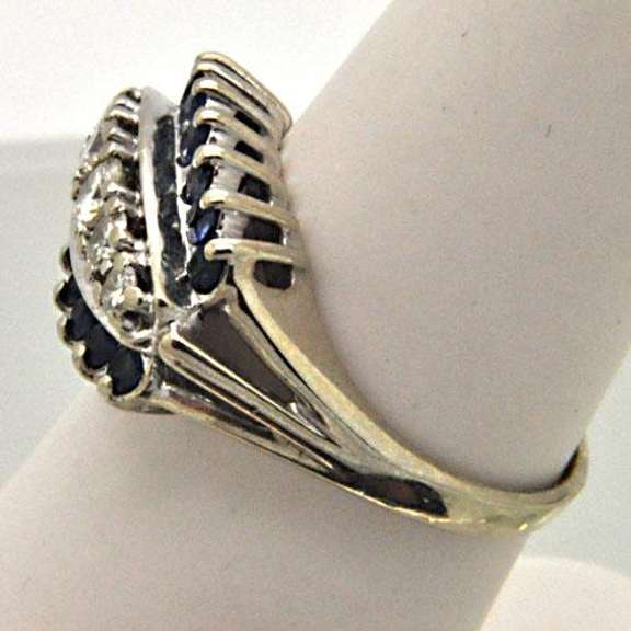 14 KT WHITE GOLD LADIES DIAMOND AND SAPPHIRE RING.