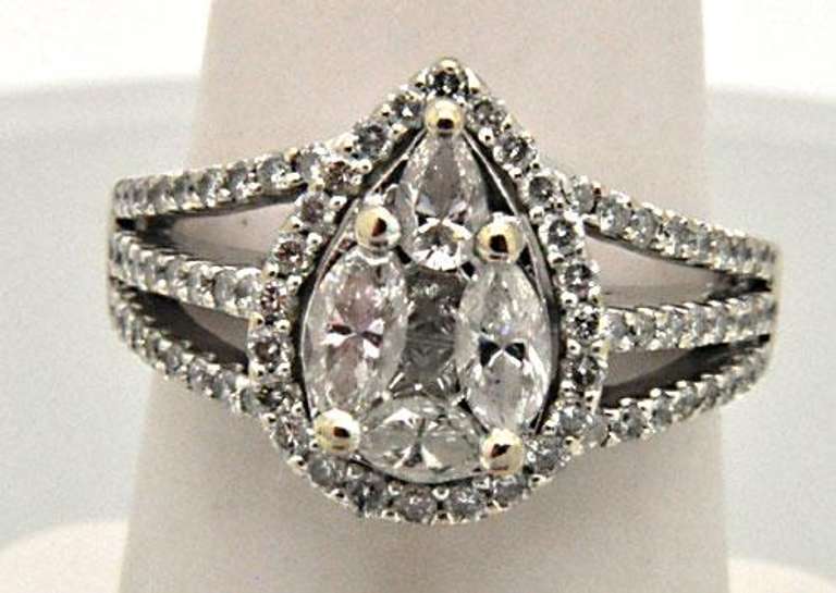 LADIES 14 KT WHITE GOLD DIAMOND CLUSTER RING