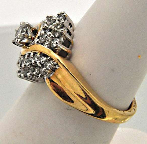 LADIES 14KT YELLOW GOLD DIAMOND CLUSTER RING.