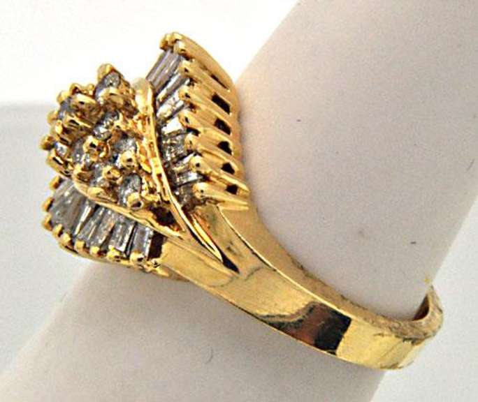 LADIES 14 KT YELLOW GOLD DIAMOND COCKTAIL RING