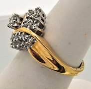LADIES 14KT YELLOW GOLD DIAMOND CLUSTER RING.