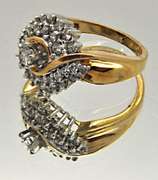 LADIES 14KT YELLOW GOLD DIAMOND CLUSTER RING.