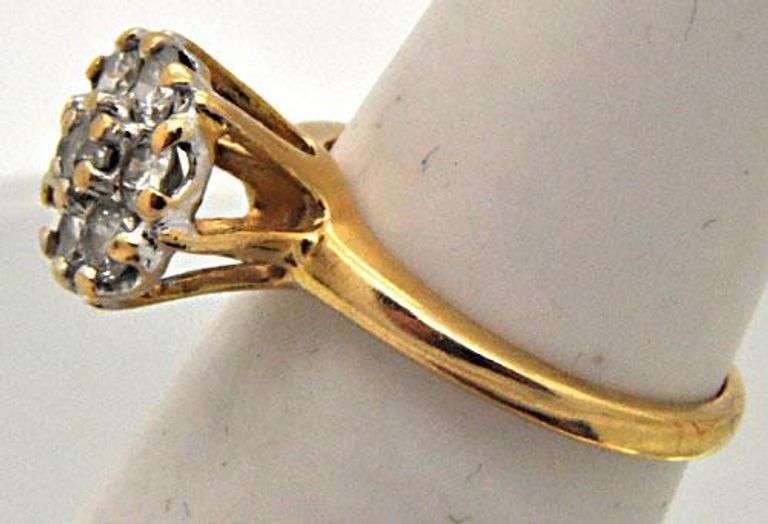 LADIES 14 KT YELLOW GOLD DIAMOND CLUSTER RING.