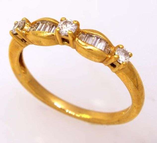 Pretty Diamond Ring in Gold, Size 6.75