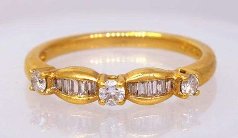 Pretty Diamond Ring in Gold, Size 6.75