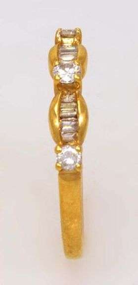 Pretty Diamond Ring in Gold, Size 6.75