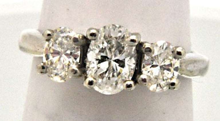 14 KT WHITE GOLD LADIES DIAMOND RING