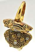 18 KT YELLOW GOLD FREE FORM DIAMOND RING.