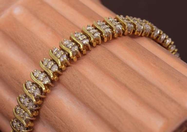 Stunning Multi-Diamond Bracelet in Gold, 7.5in