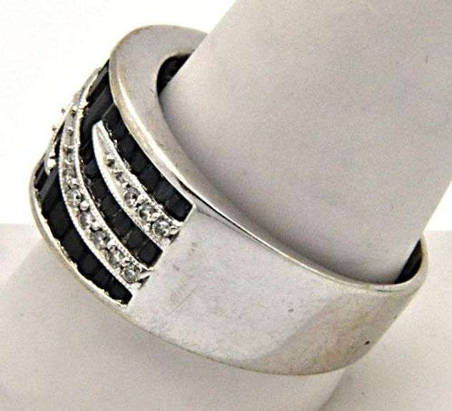 14 KT WHITE GOLD BLUE SAPPHIRE & DIAMOND RING.