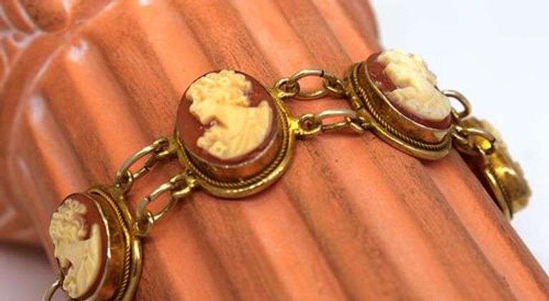 Carnelian Cameo Link Bracelet in Vermeil, 7in