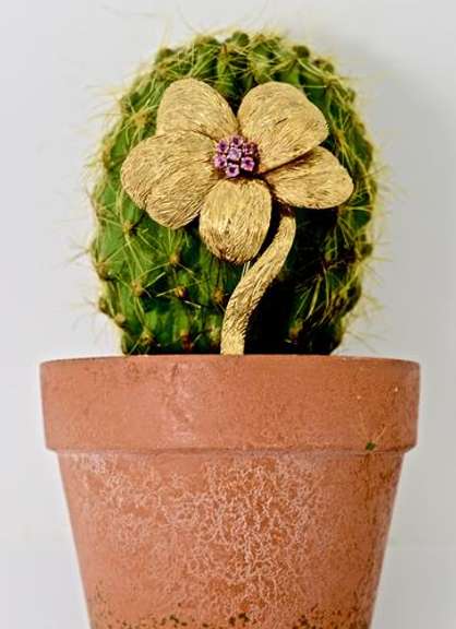 Beautifully Textured 18K Flower Brooch