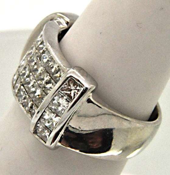 LADIES 18 KT WHITE GOLD DIAMOND RING. 3.00 carat total weight