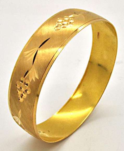 LADIES 21 KT YELLOW GOLD BANGLE BRACELET.