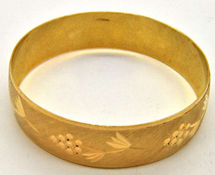 LADIES 21 KT YELLOW GOLD BANGLE BRACELET.