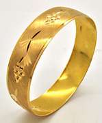 LADIES 21 KT YELLOW GOLD BANGLE BRACELET.