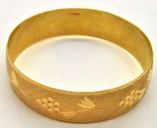 LADIES 21 KT YELLOW GOLD BANGLE BRACELET.