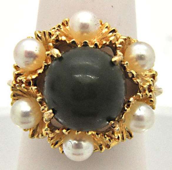 LADIES 14 KT YELLOW GOLD JADE AND PEARL RING.