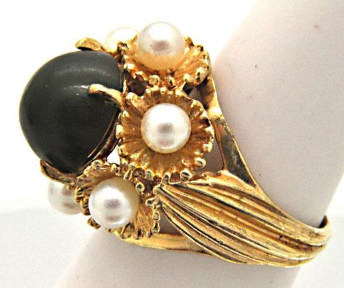 LADIES 14 KT YELLOW GOLD JADE AND PEARL RING.